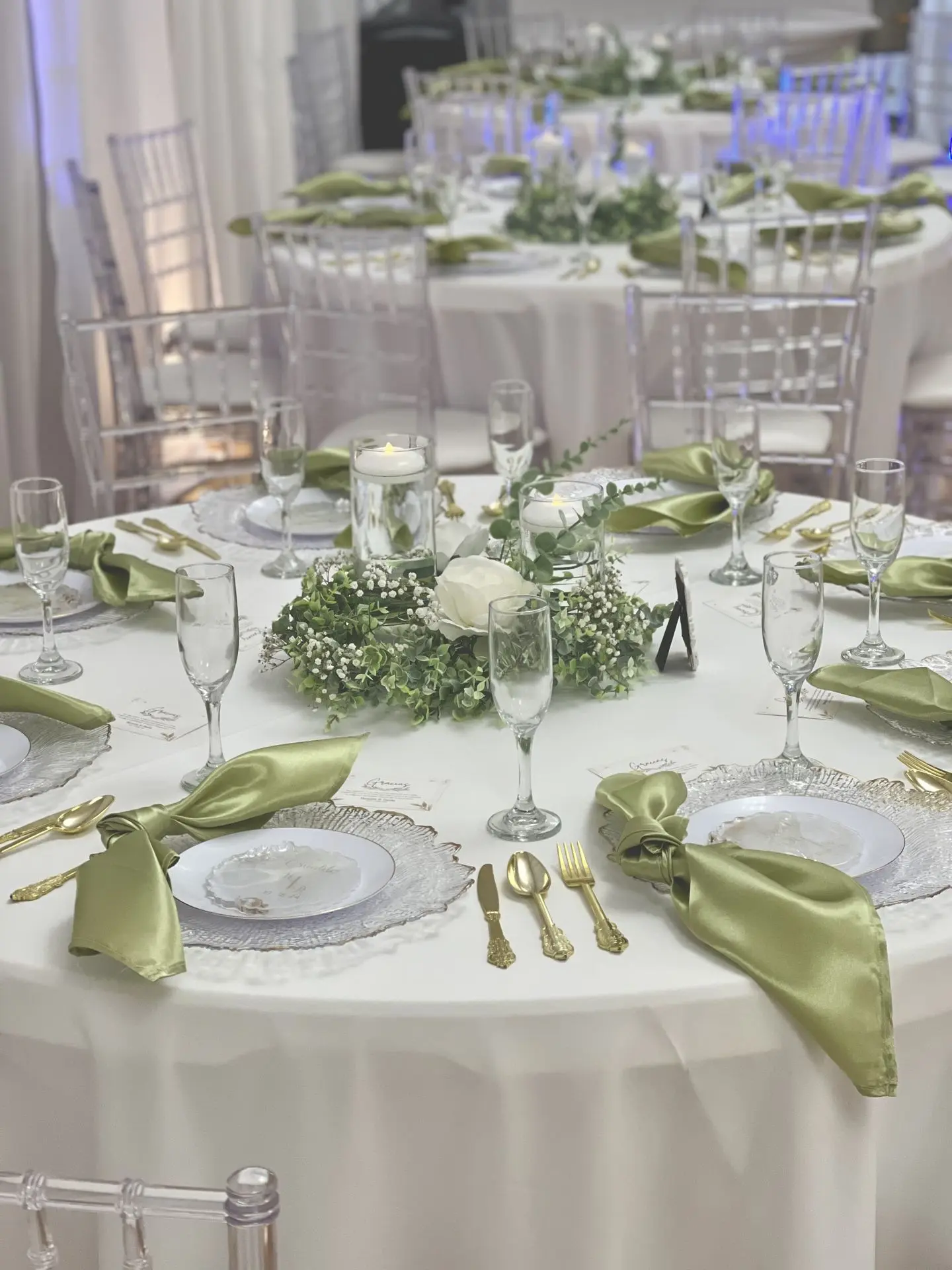Green and white wedding table